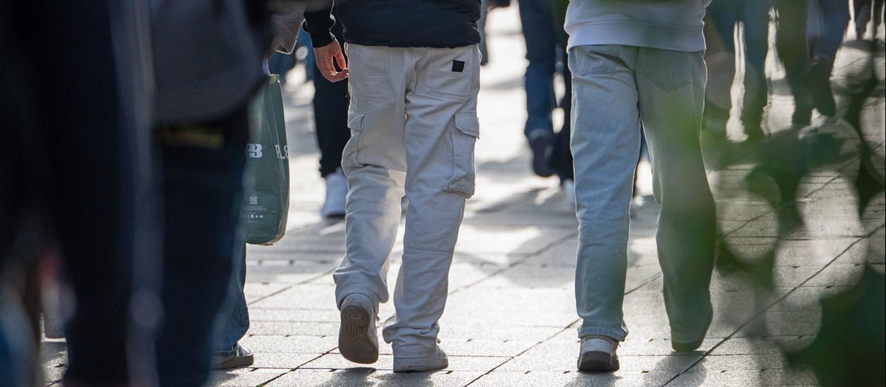 Jugendliche gehen durch die Innenstadt von Stuttgart.