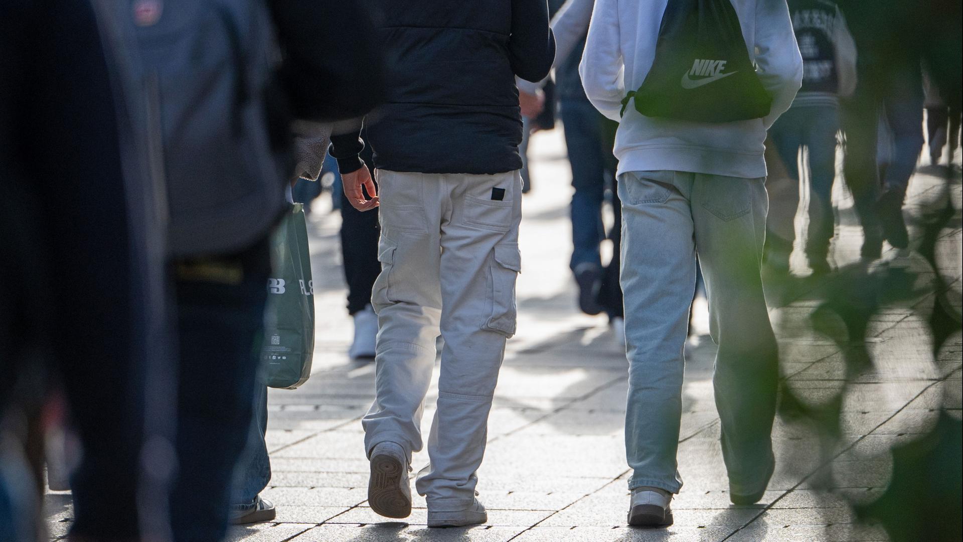 Jugendliche gehen durch die Innenstadt von Stuttgart. | Helena Dolderer/dpa