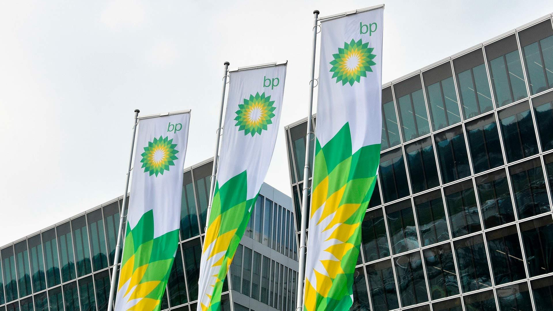 Fahnen mit dem Logo von BP vor einem Bürogebäude. | picture alliance / Visually