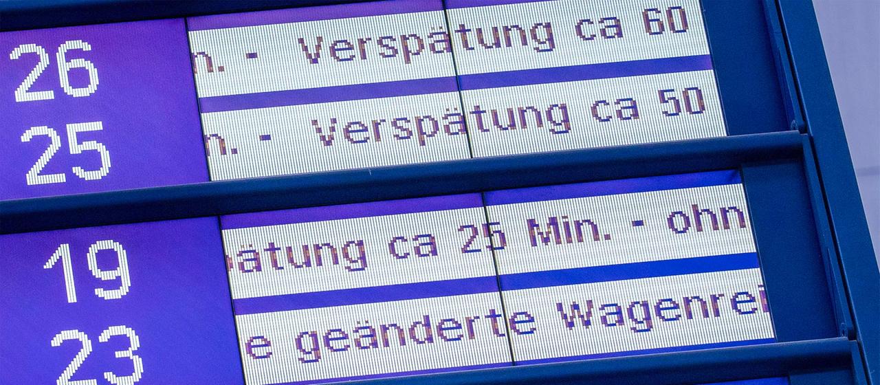 Angaben zu verspäteten Zügen auf einer Anzeigetafel der Deutschen Bahn.