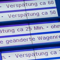 Angaben zu verspäteten Zügen auf einer Anzeigetafel der Deutschen Bahn.
