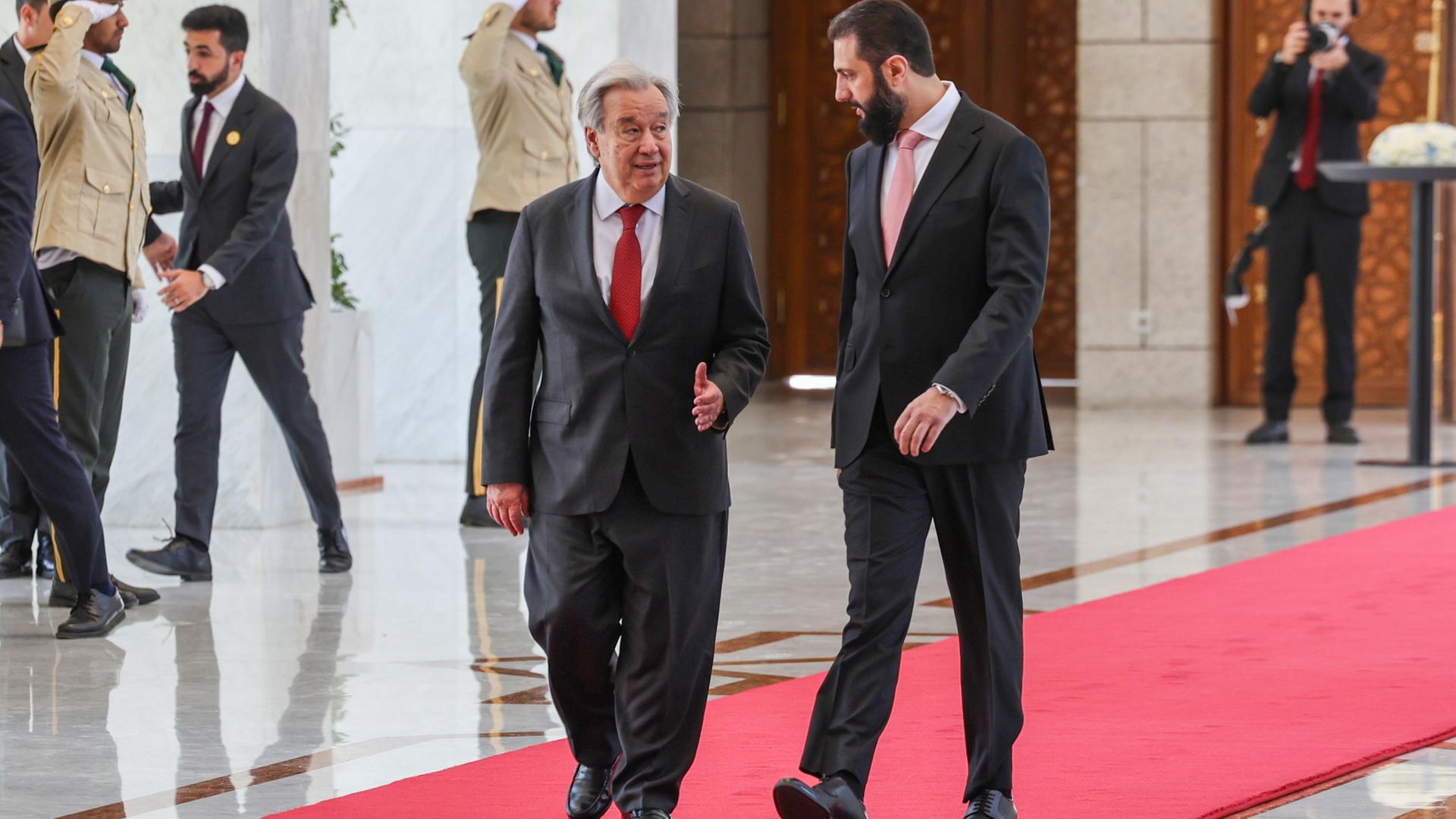 Der syrische Präsident Ahmed al-Sharaa (rechts) empfängt UN-Generalsekretär Antonio Guterres im Volkspalast in Damaskus. | Mohammed Al Rifai/dpa
