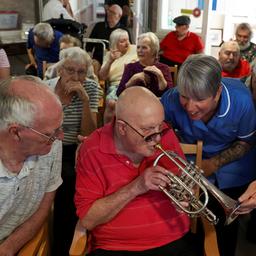 Der 87-jährige Bewohner des Pflegeheims Pelton Grange spielt ein Blechblasinstrument.