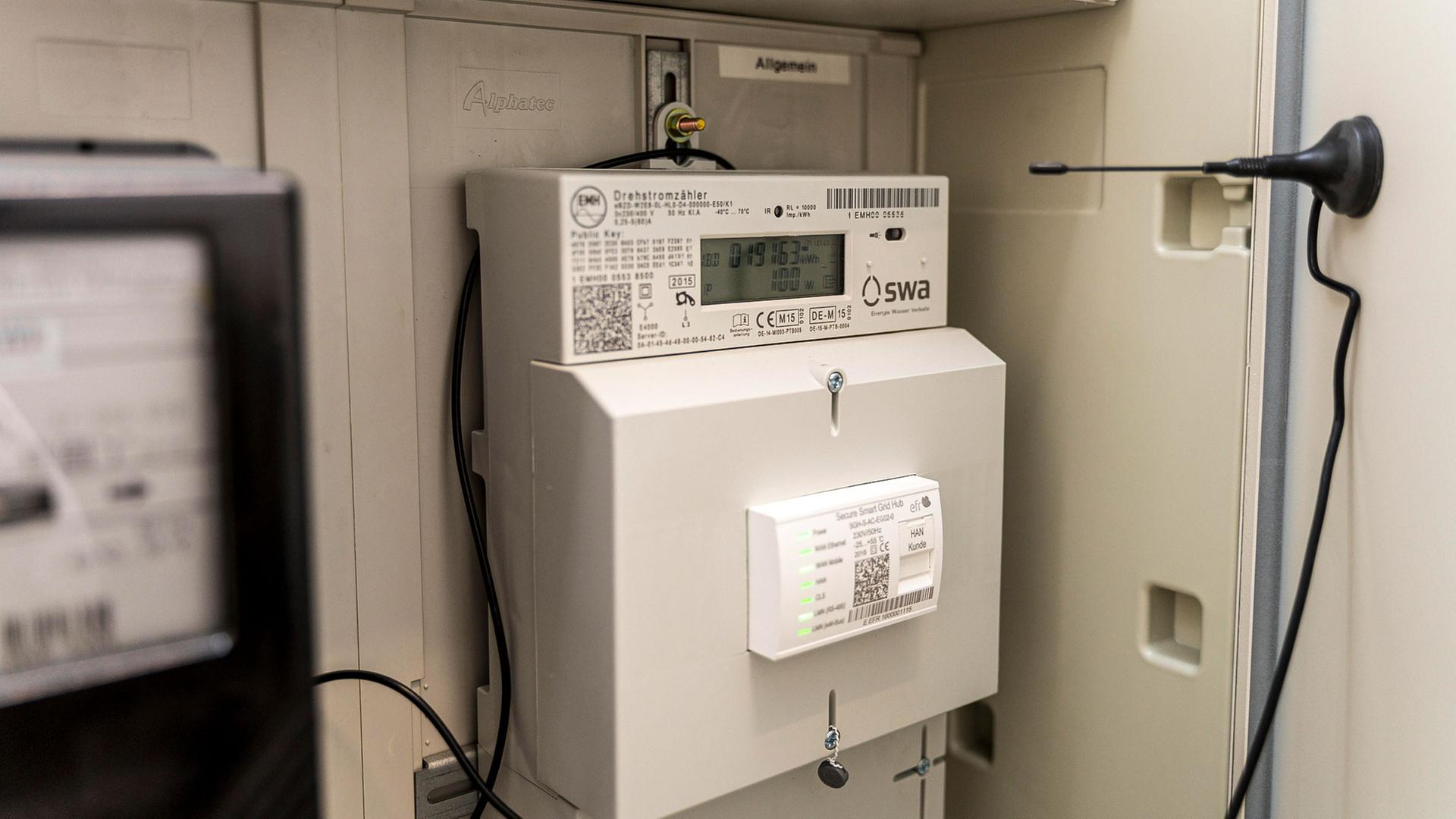Ein neuer Smart Meter neben einem alten StromzÃ¤hler. | picture alliance / CHROMORANGE