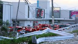 Blick auf das schwer beschädigte Gebäude der Aeon Mall Kumamoto in Kashima