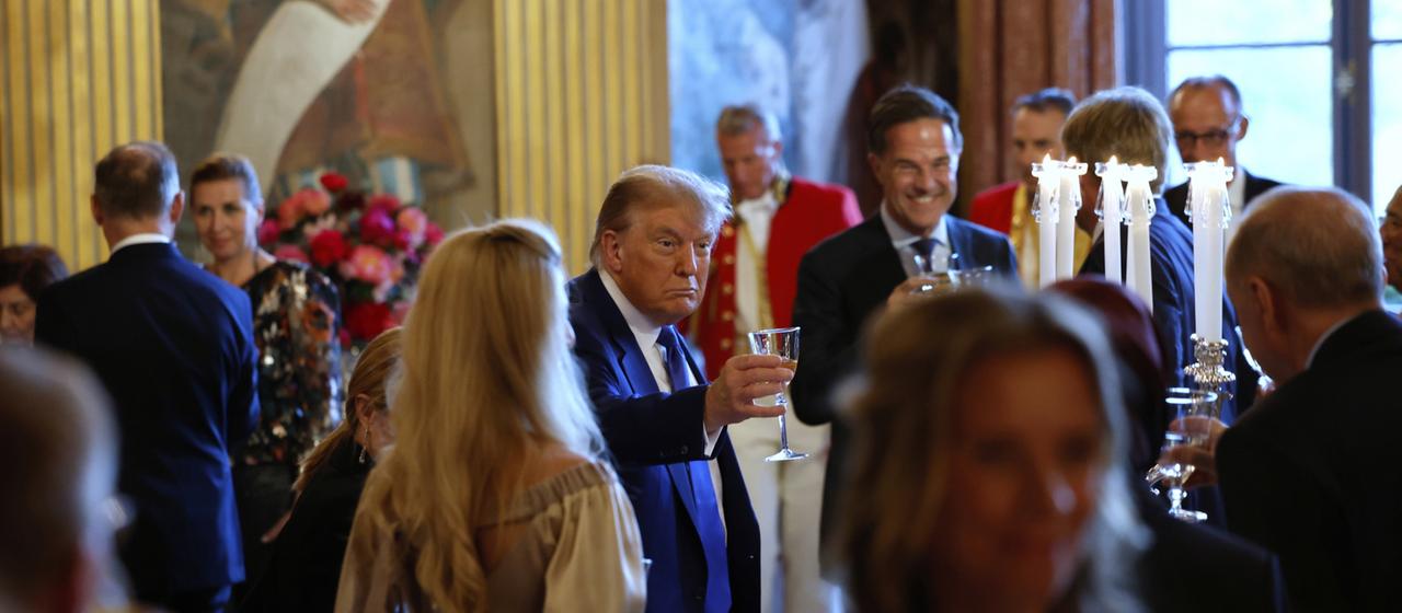 Donald Trump nimmt an einem Abendessen der NATO-Staats- und Regierungschefs im Paleis Huis ten Bosch teil.