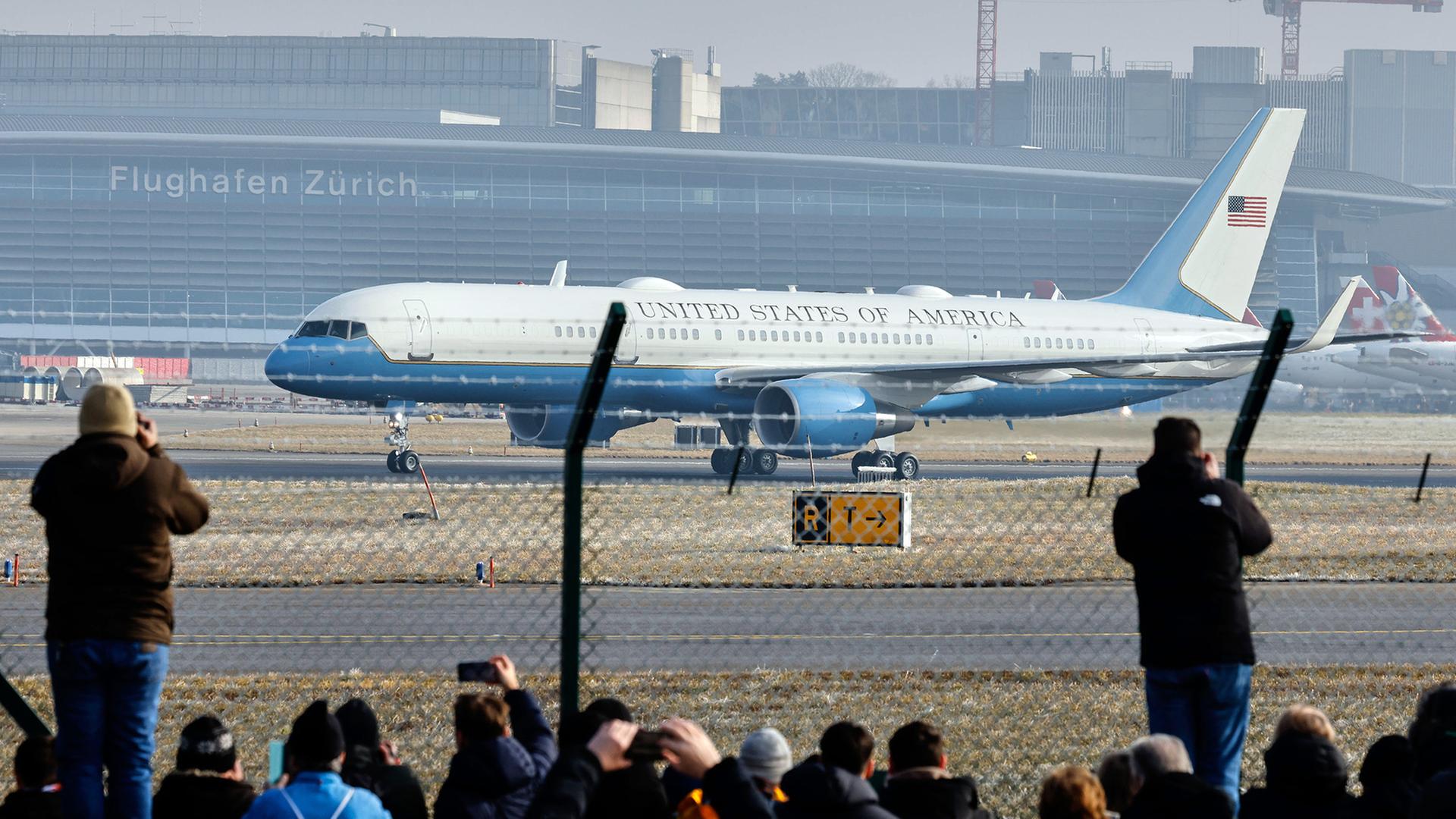 Flugzeug der Air Force One auf der Landebahn Flughafen Zürich | AP