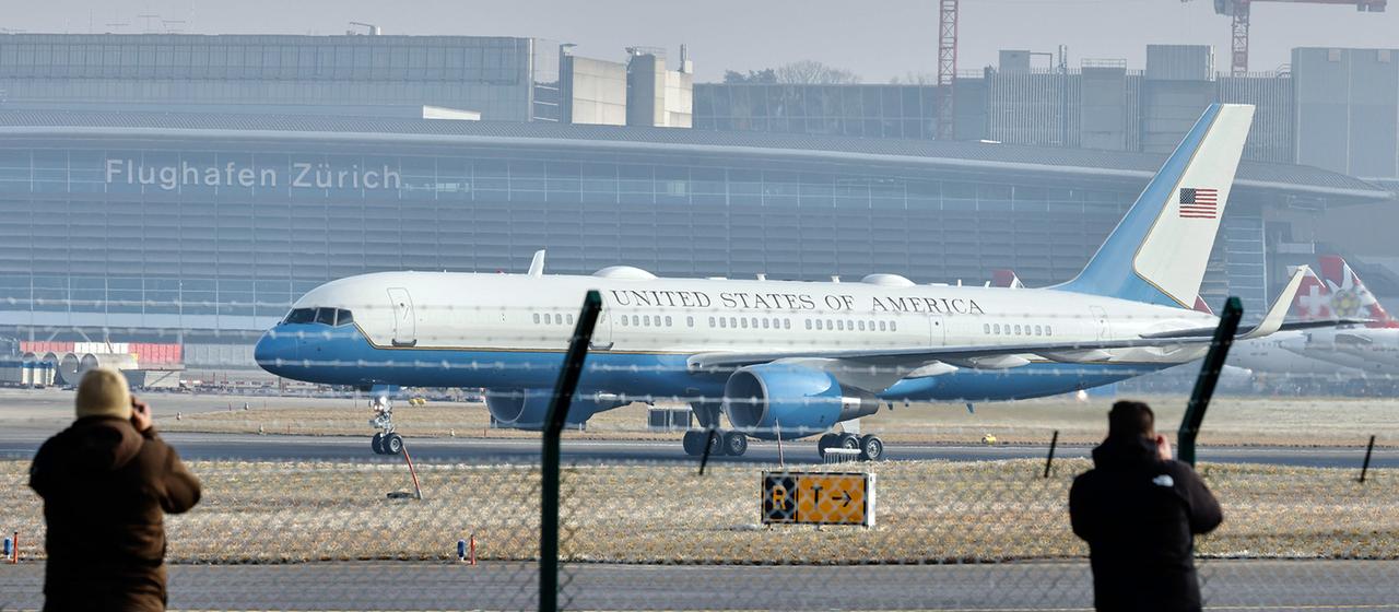 Flugzeug der Air Force One auf der Landebahn Flughafen Zürich