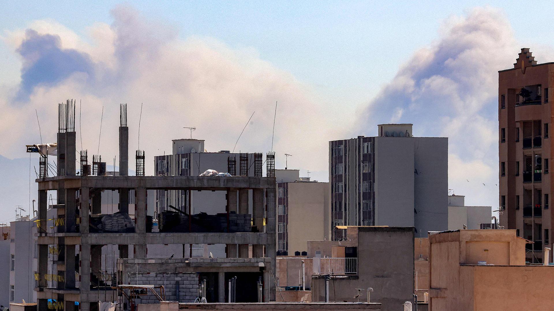 Rauchwolken steigen �ber H�usern in Teheran auf. | AFP