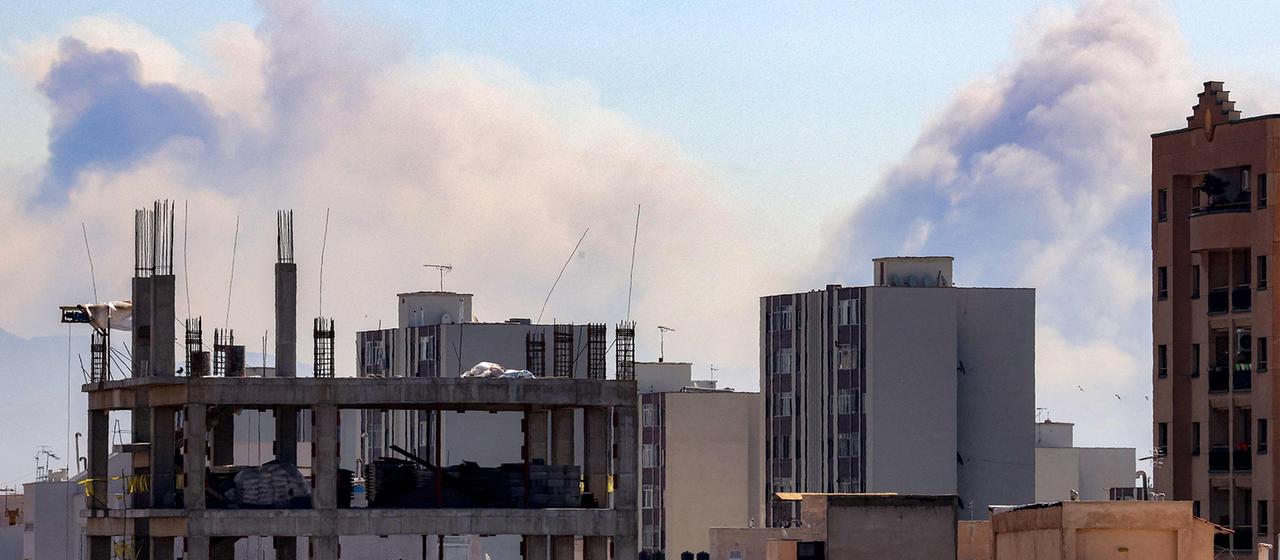 Rauchwolken steigen über Häusern in Teheran auf.