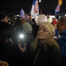 Demonstrantin im serbischen Kragujevac
