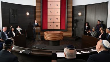 Olaf Scholz spricht in der Synagoge Dessau