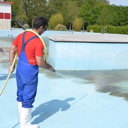 Schlossparkbad wird mit Schläuchen gesäubert