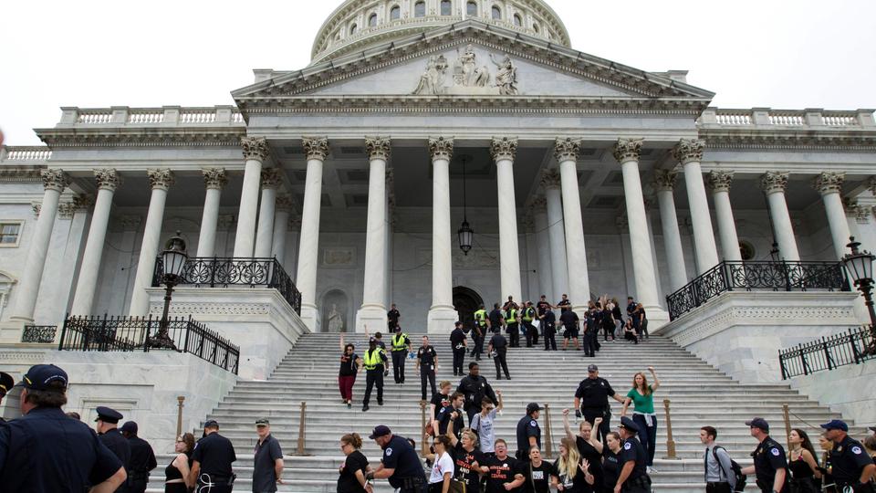 Protestierende versammeln sich auf den Stufen des Kapitols in Washington D.C.