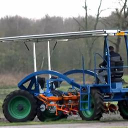 Ein Solartraktor auf einem Feld.