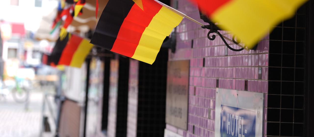 Deutschlandflaggen hängen vor einer Kneipe in Hamburg St. Pauli