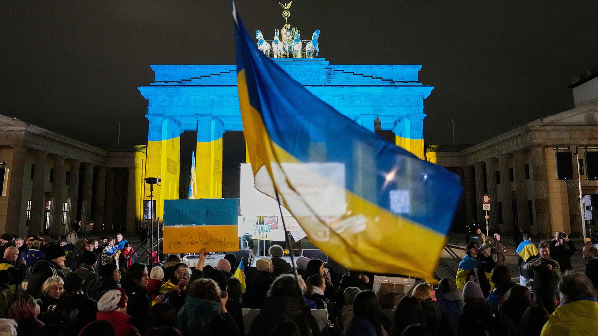 Menschen nehmen an einer Demonstration vor dem Brandenburger Tor teil, um den vierten Jahrestag der russischen Invasion in der Ukraine zu begehen.(Quelle: dpa/Markus Schreiber) | dpa/Markus Schreiber