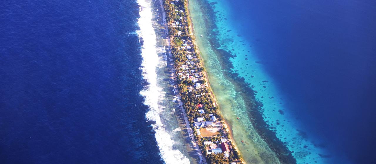 Eine Luftaufnahme zeigt einen sehr schmalen, besiedelten Inselstreifen.