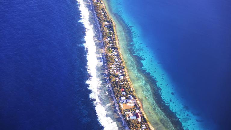 Eine Luftaufnahme zeigt einen sehr schmalen, besiedelten Inselstreifen.