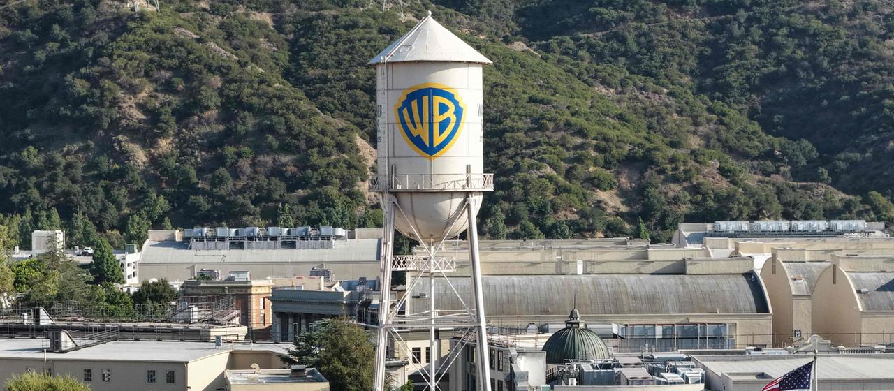Das Logo von Warner Bros. ist auf einem Wassertank in Kalifornien zu sehen.