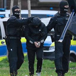 Omar A. wird von Polizisten abgeführt.