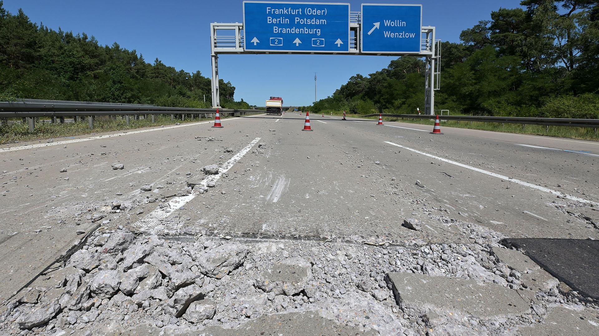 Der Belag der Fahrbahn einer Autobahn zeigt starke Defekte. | Michael Bahlo/dpa