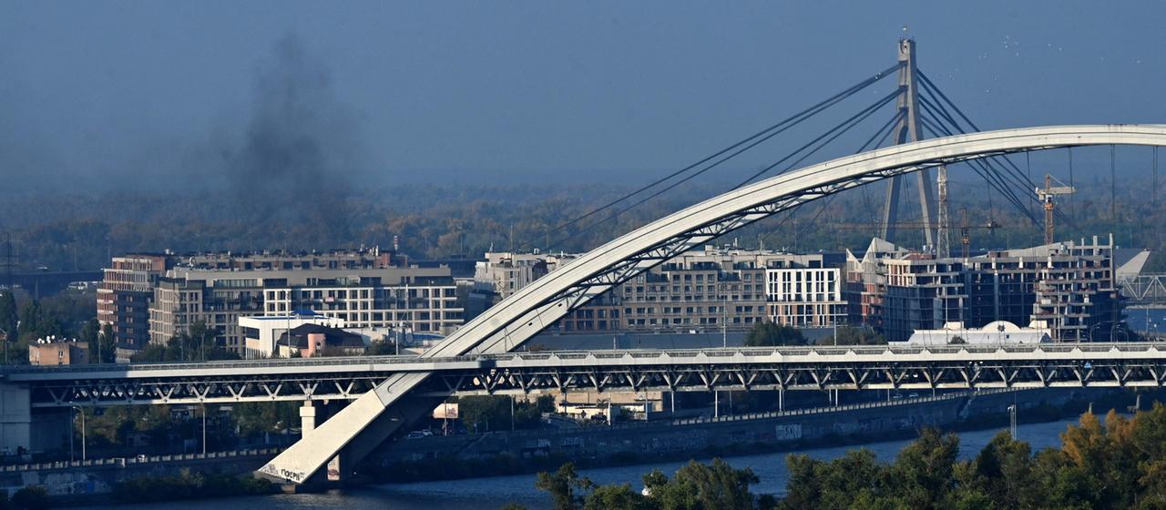 Rauch steigt nach einem russischen Drohnenangriff über Kiew auf