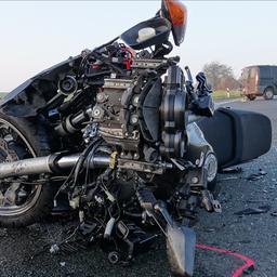 Auf einer Straße liegt ein zerstörtes Motorrad