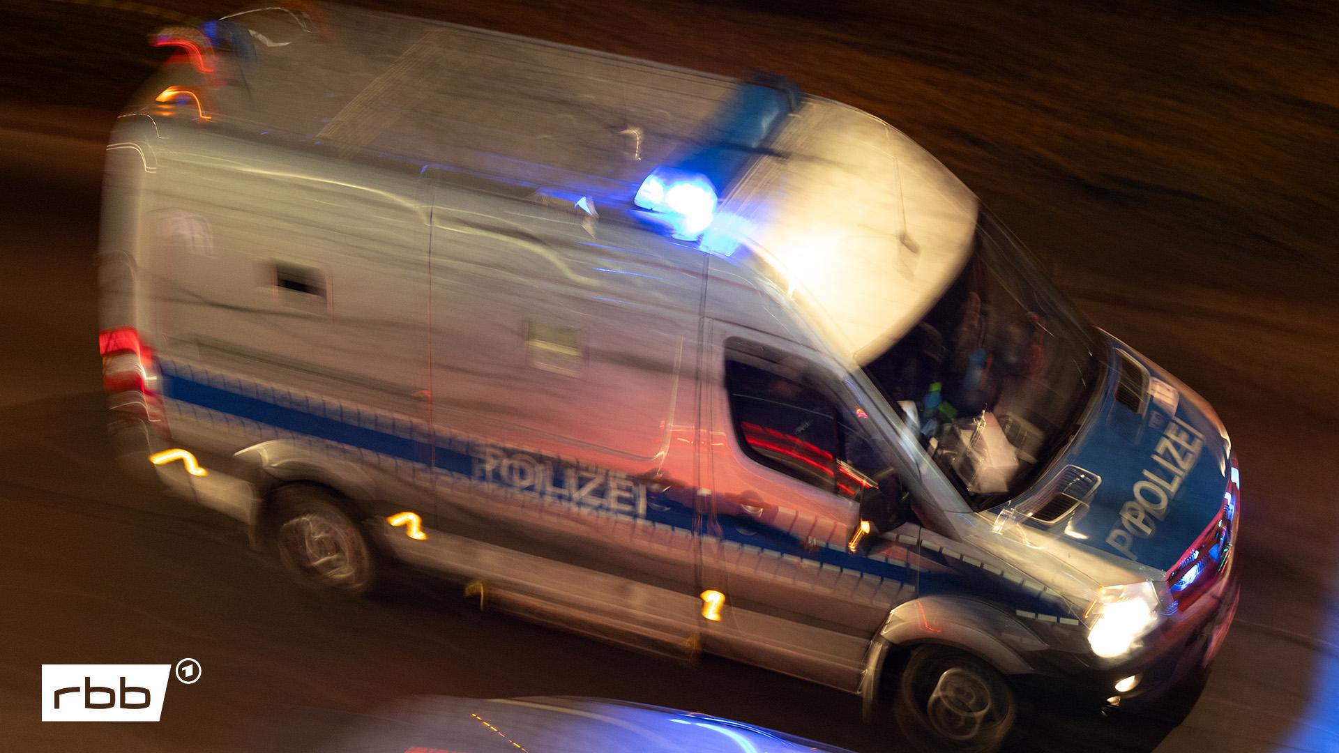 501127781 | dpa/Frank Sorge Gefangenentransportwagen der Polizei bei Nacht auf Einsatzfahrt. (Quelle: dpa/Frank Sorge)