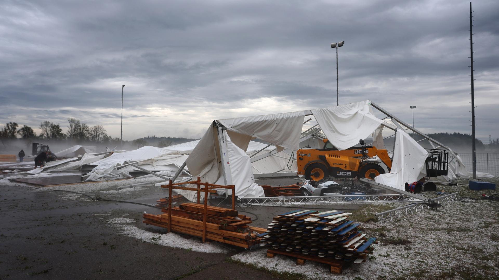 Verletzte durch Sturm und Hagel in Bayern | tagesschau.de