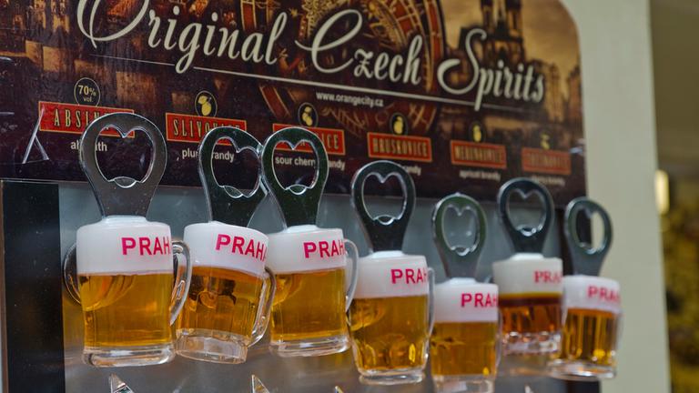 Flaschenöffner in Form von Biergläsern.