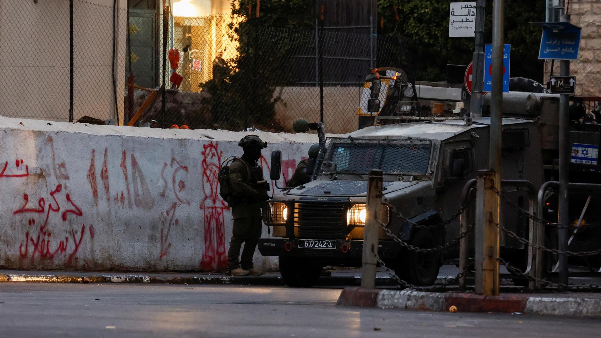 Israelischer Soldat in der Nähe der Al-Dschasira-Zentrale in Ramallah