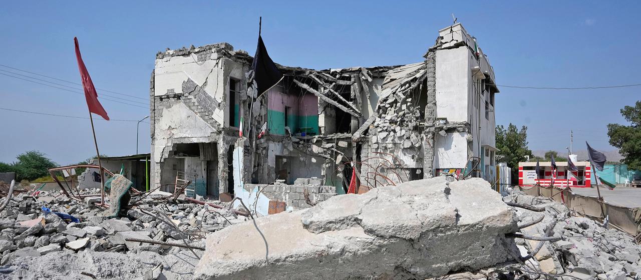 Gesamtbild der zerbombten Schule in der Stadt Minab im Süden Irans