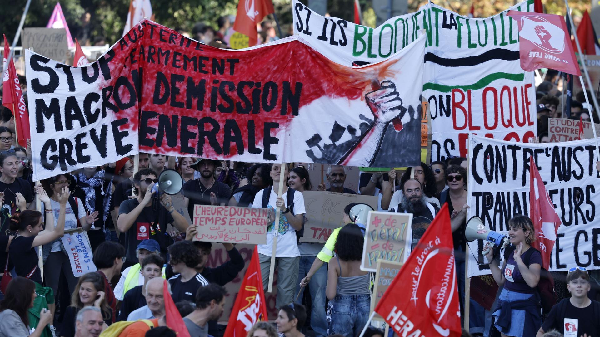 Demonstrierende ziehen mit Transparenten und Megaphonen durch Montpellier. | EPA