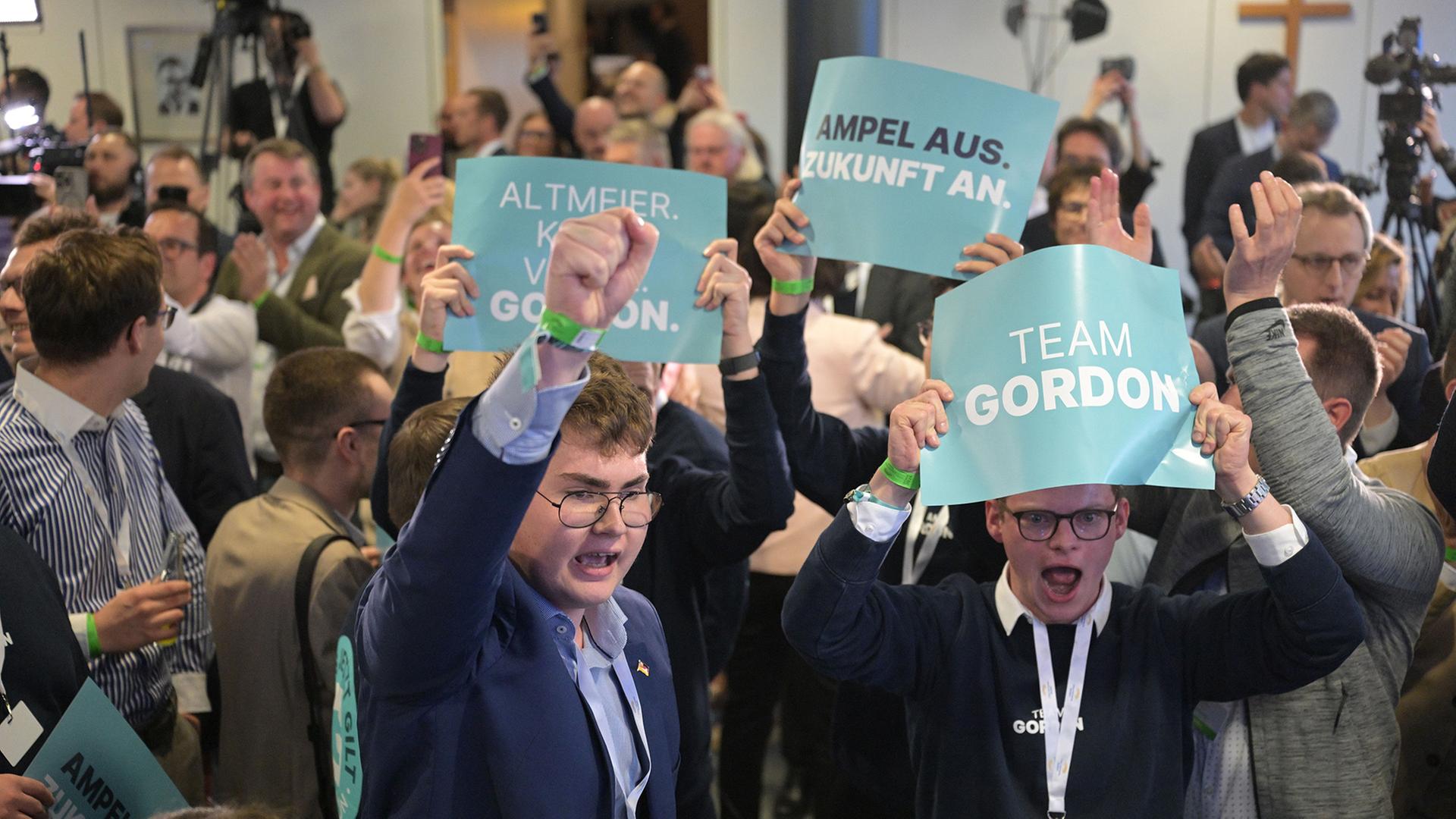  Anh�nger der CDU reagieren nach der Prognose zum Ergebnis der Landtagswahl in Rheinland-Pfalz.  | Hannes Albert/dpa