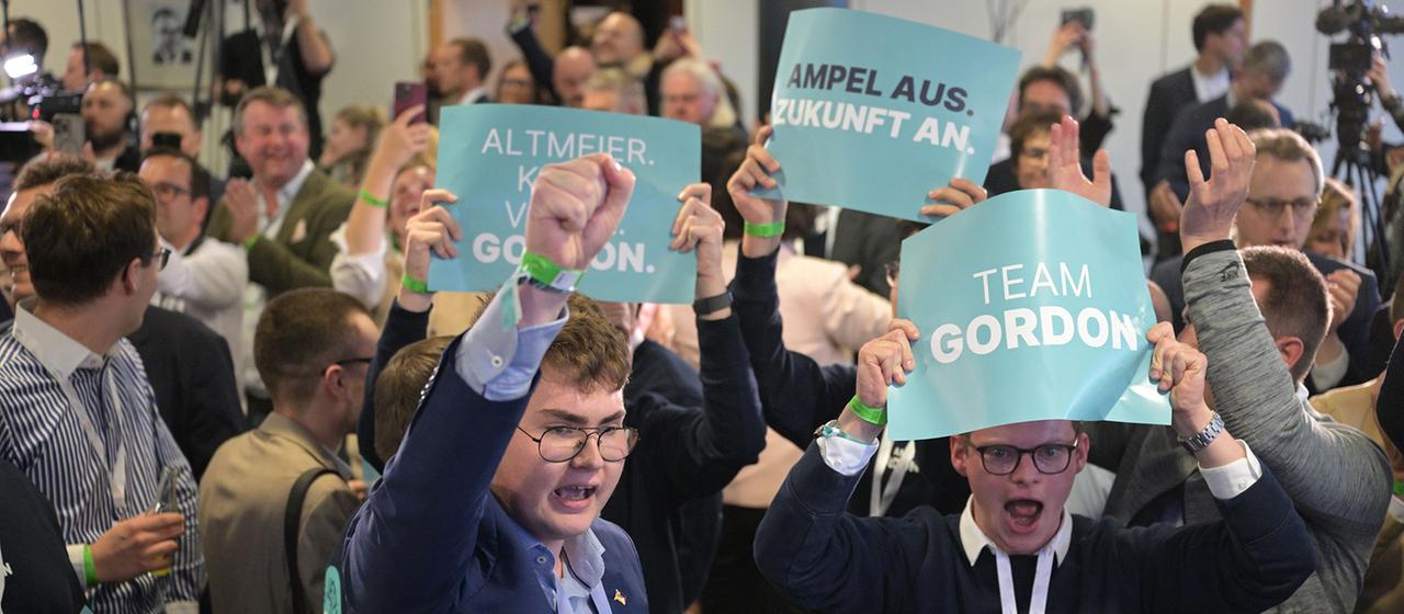  Anhänger der CDU reagieren nach der Prognose zum Ergebnis der Landtagswahl in Rheinland-Pfalz. 