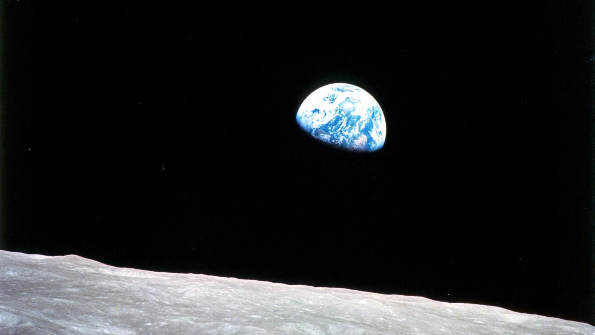 Erdaufgang Ã¼ber dem Mond. (Archivbild: 22.04.2009) | AFP PHOTO / HANDOUT / NASA