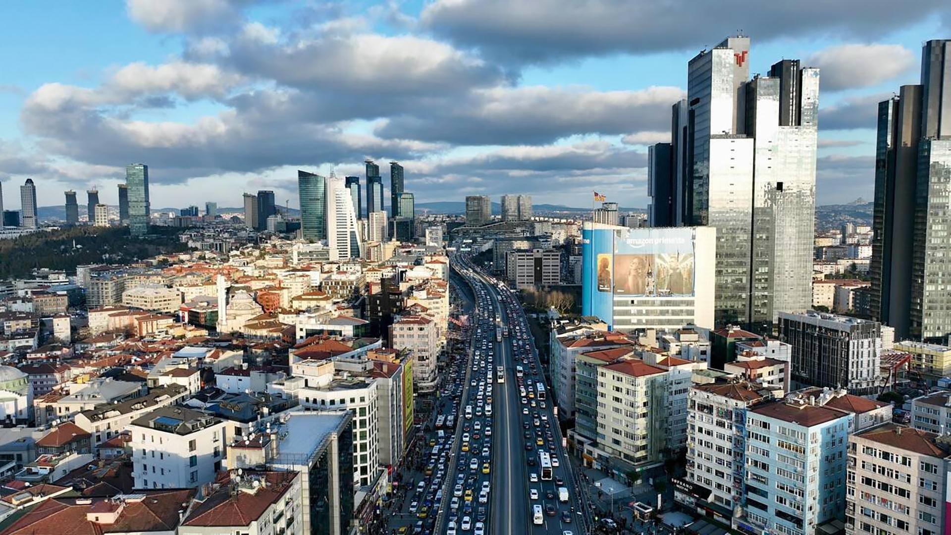 Ansicht von Istanbul mit Hochhäusern, Bürogebäuden und breiter Straße. | picture alliance / Anadolu