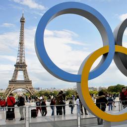 Die Olympischen Ringe stehen in Paris vor dem Eiffelturm auf dem Trocadero Platz.