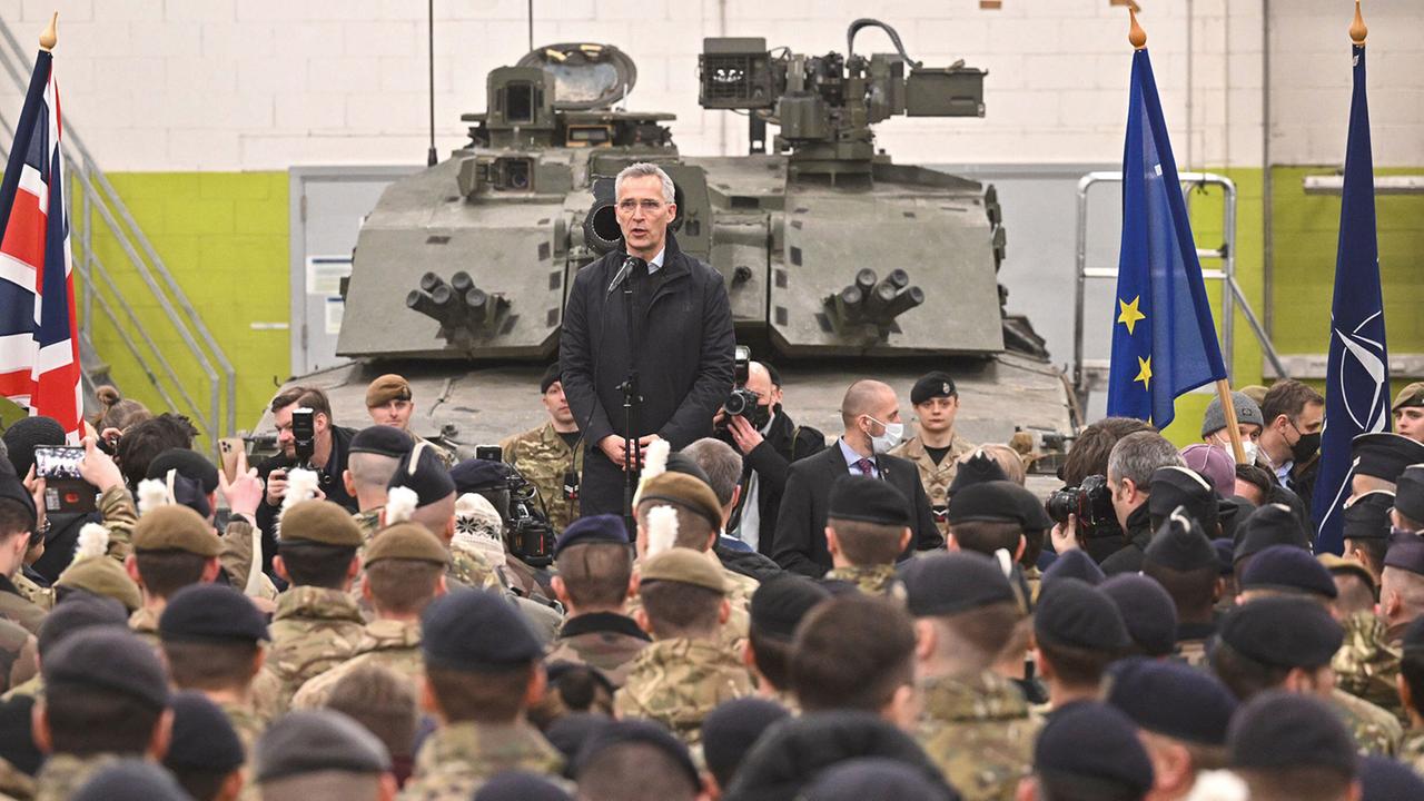 Jens Stoltenberg trifft NATO-Truppen auf einem Luftwaffenstützpunkt in Tallinn am 1. März 2022.
