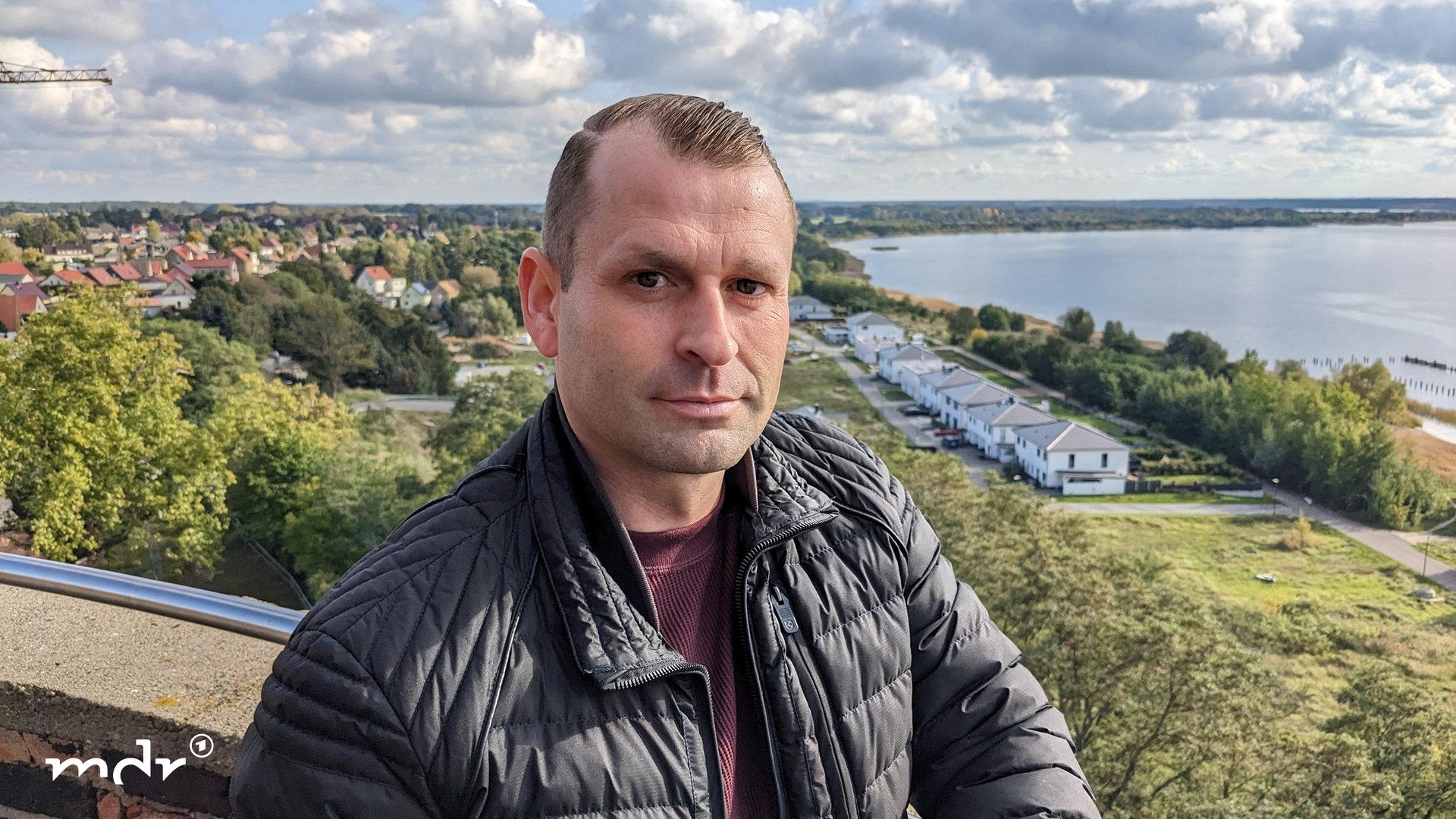 Ein Mann mit kurzen dunklen Haaren