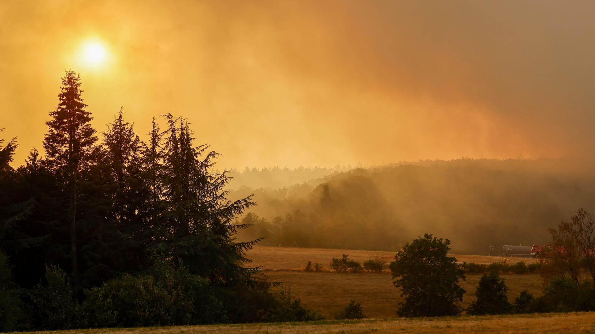 Rauch von einem Waldbrand sind bei Hürtgenbach zu sehen. | Thomas Banneyer/dpa