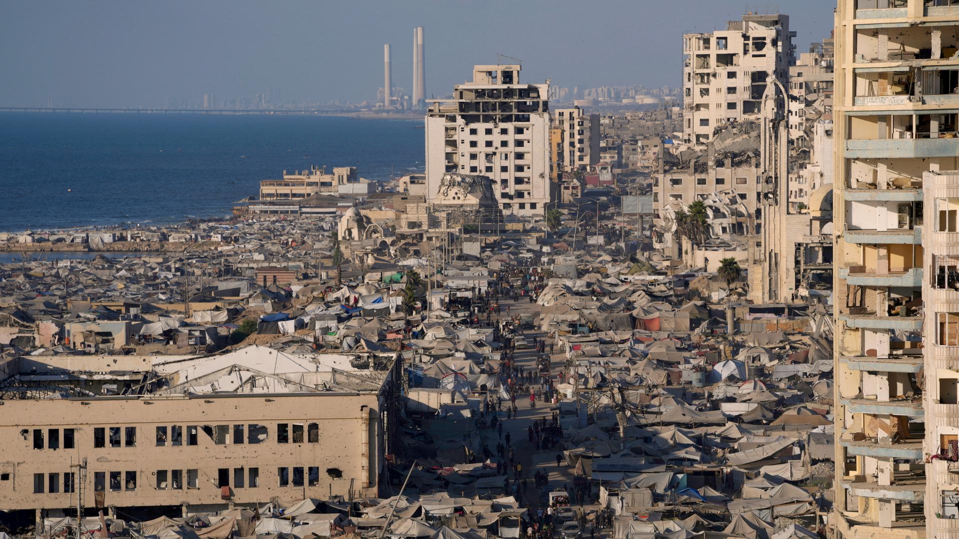 Ein behelfsmäßiges Zeltlager für vertriebene Palästinenser erstreckt sich über ein Gebiet in der Nähe des Hafens von Gaza-Stadt. | dpa