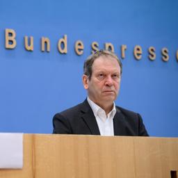 Hans-Martin Henning (r) und Brigitte Knopf stellen in der Bundespressekonferenz die Stellungnahme des Expertenrats zum Klimaschutzprogramm 2023 vor. 