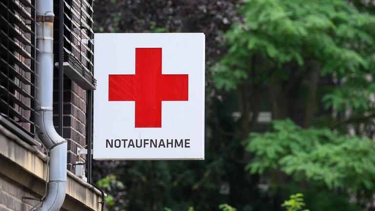 Ein Schild mit der Aufschrift "Notaufnahme" hängt an einem Krankenhaus 