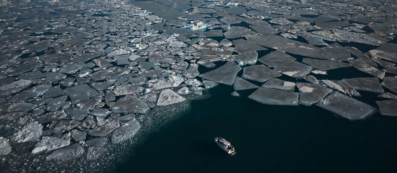 Eisbrocken treiben im Meer vor der Insel Qoornoq in der Nähe von Nuuk, Grönland.