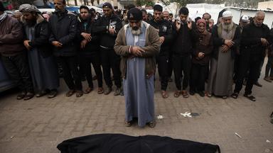 Menschen in Chan Yunis trauern um eine getötete Person.