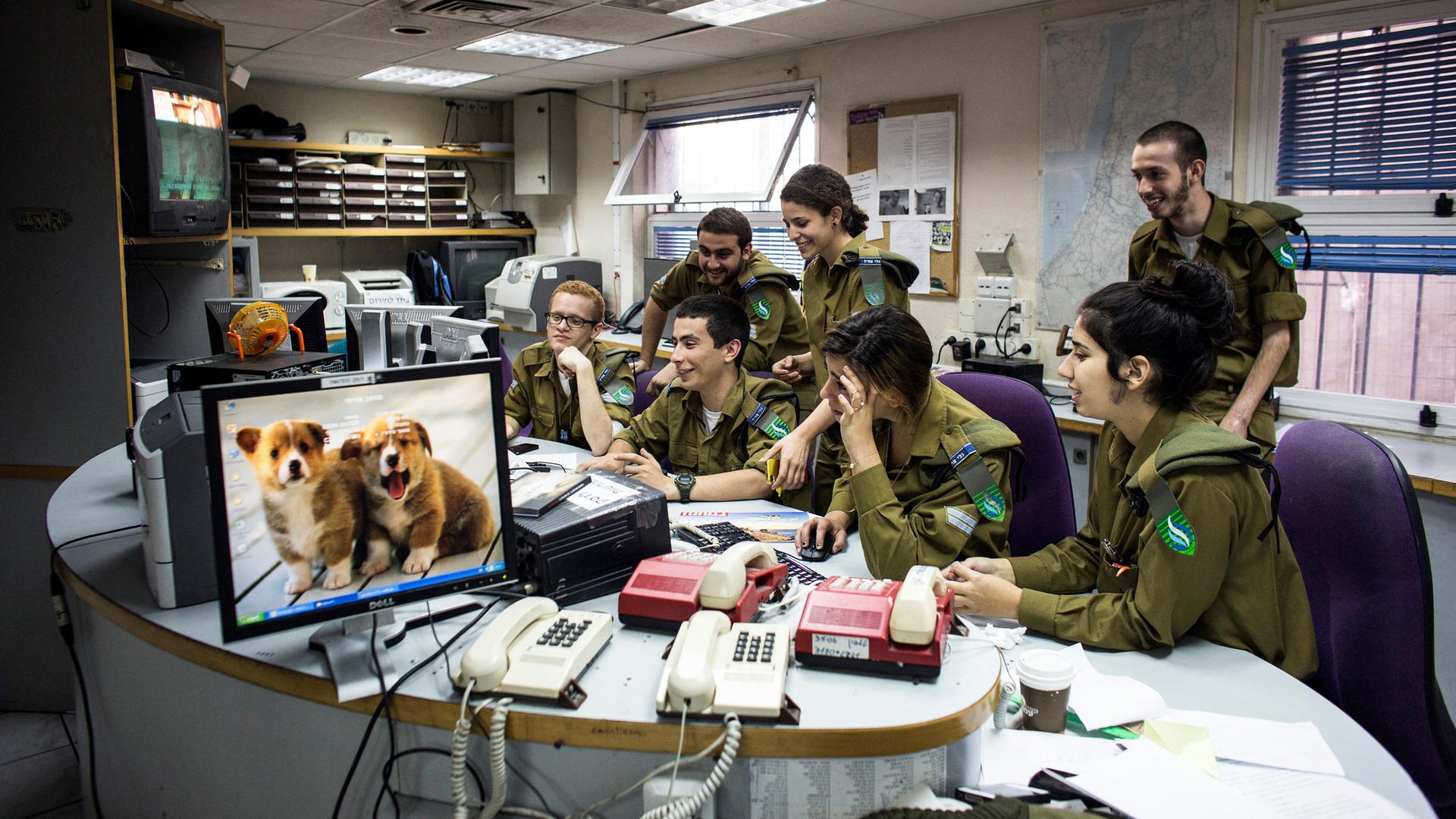 Soldaten, die beim Armeesender Galatz arbeiten, schauen in ihrem Newsroom auf einen Bildschirm | REUTERS