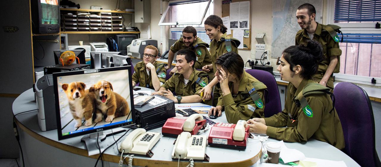 Soldaten, die beim Armeesender Galatz arbeiten, schauen in ihrem Newsroom auf einen Bildschirm