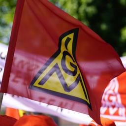 Auf einer roten Flagge ist das Logo "IGM" der Gewerkschaft IG Metall zu sehen.